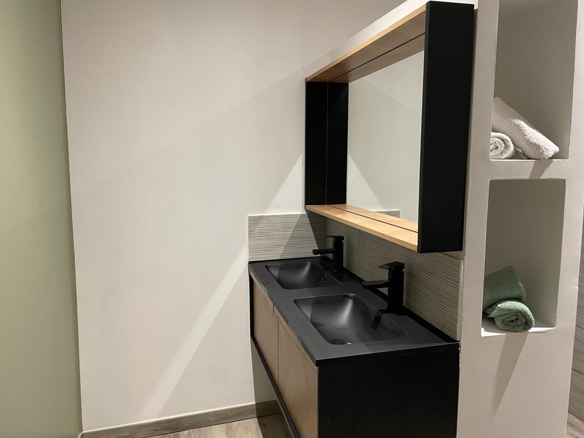 Appartement Coquet Dans Le Centre De Mèze Exterior foto
